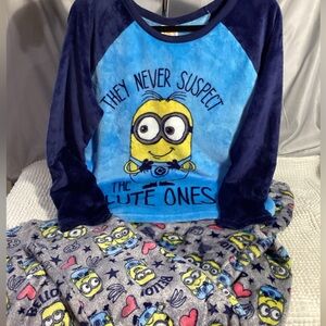 Despicable Me Minions Women’s Plush “Cute Ones” Soft Pajama Set Size Large EUC